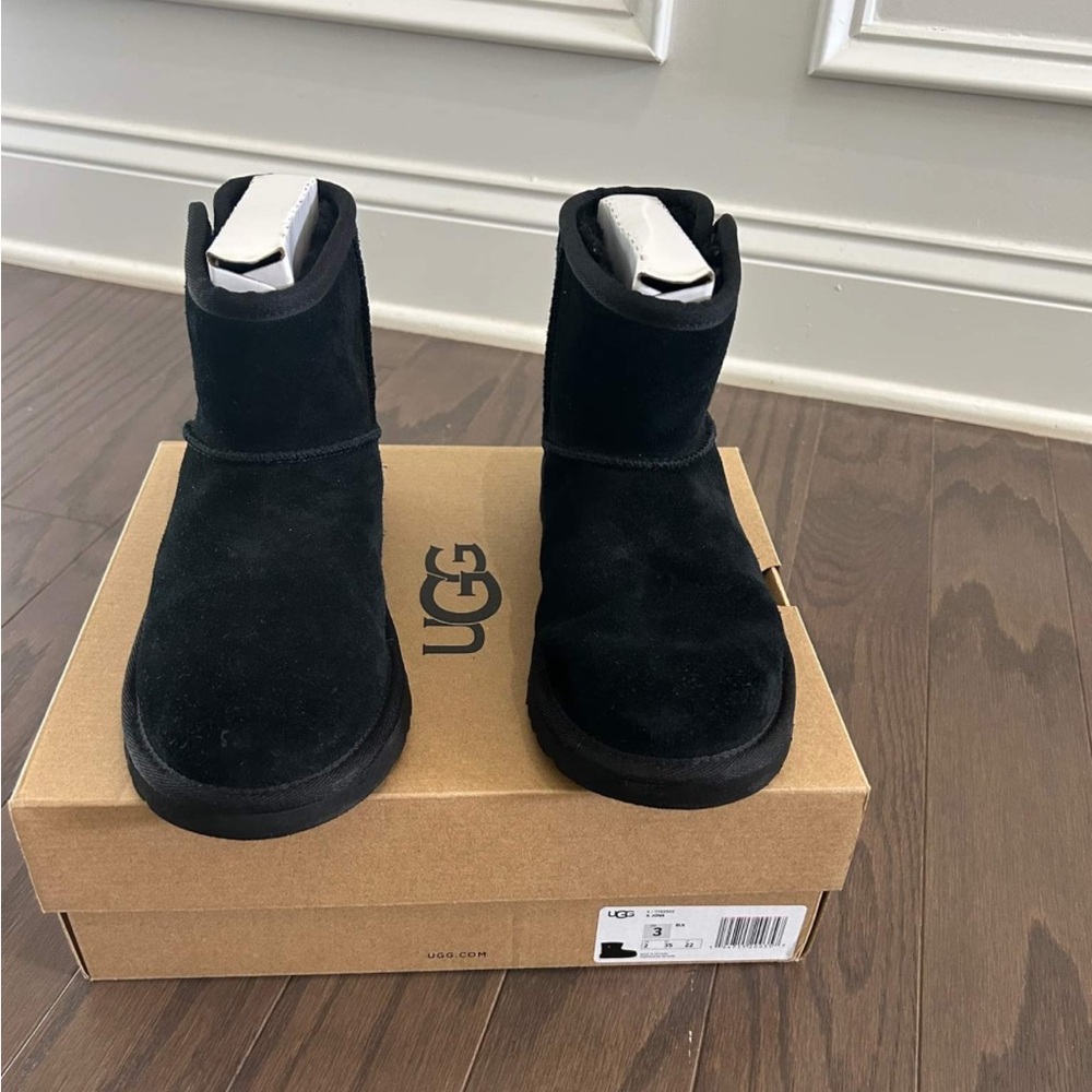 Kids Ugg Jona boot size 3